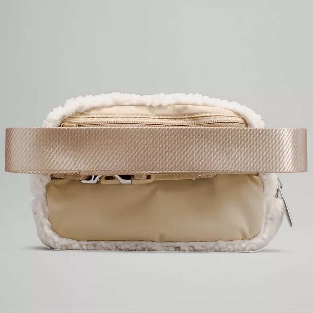 Lululemon Everywhere Fleece Belt Bag Ivory & Silver - Picture 5 of 7